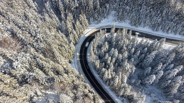 Camino doblado en la vista de drones de las montañas