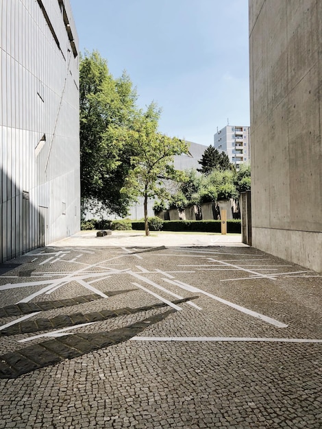 Camino por el edificio contra el cielo