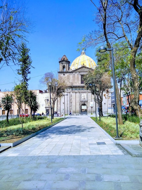 Camino por el edificio contra el cielo