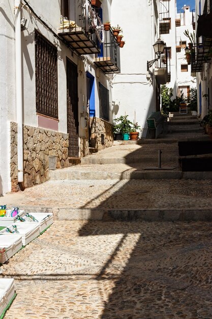 Foto camino entre los edificios de la ciudad en un día soleado