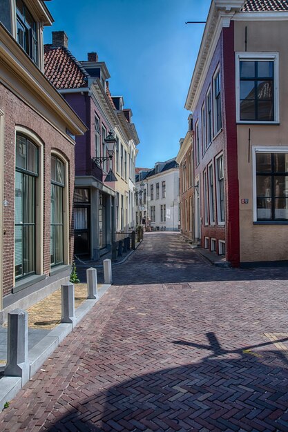 Camino entre los edificios de la ciudad