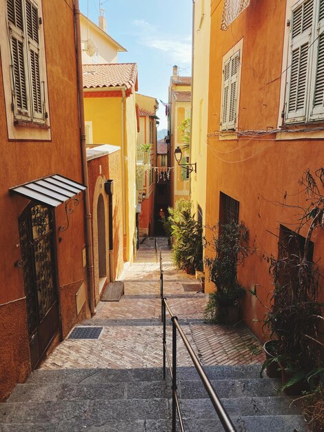 Foto camino entre los edificios de la ciudad