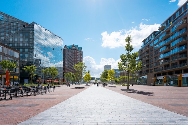 Camino entre edificios contra el cielo en un día soleado en la ciudad