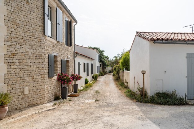 Foto camino entre edificios contra el cielo isla de re