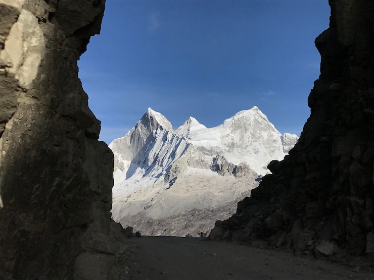 Camino escabroso entre dos montanas al horizonte