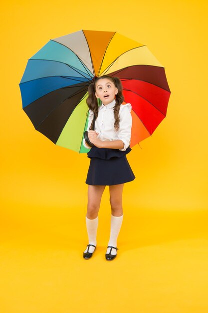 De camino a la escuela Accesorio de moda Septiembre lluvioso Accesorio para día lluvioso Colegiala elegante Chica con paraguas Día lluvioso Infancia feliz Niño feliz con paraguas Pronóstico del tiempo de otoño