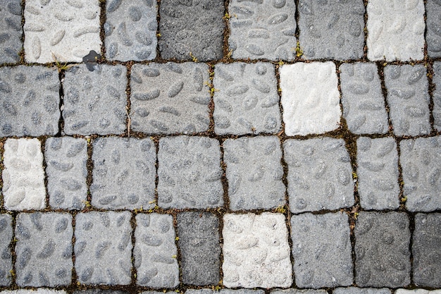 El camino está pavimentado con piedras grises, vista superior. textura de piedra, baldosas de piedra al aire libre