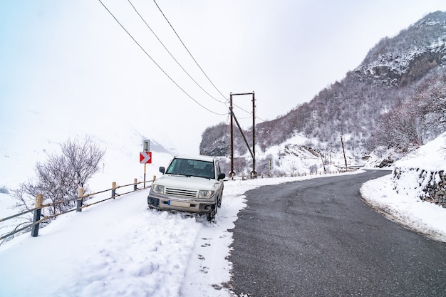 Camino a la estación de Gudauri en invierno