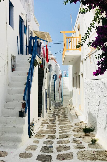 Camino estrecho entre casas contra un cielo despejado