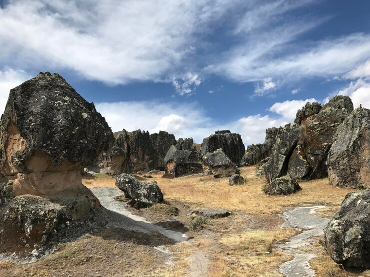 Camino estrecho entre piedras gigantes