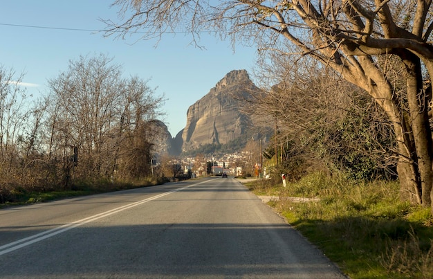 Camino a la famosa ciudad de la prefectura de Kalabaka de Trikala Grecia closeup