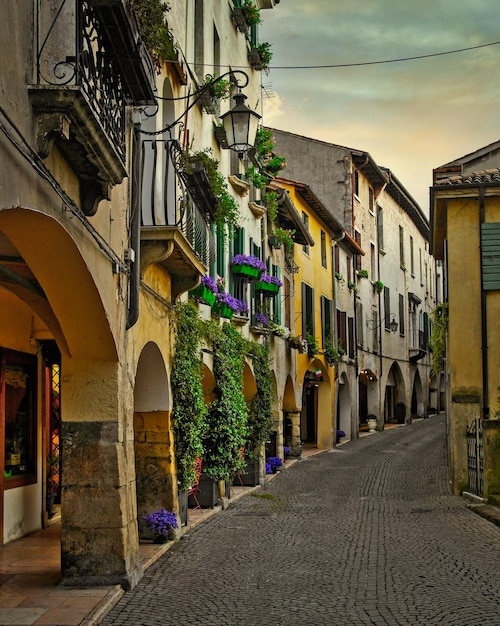 Un camino en el famoso pueblo de Asolo en Italia