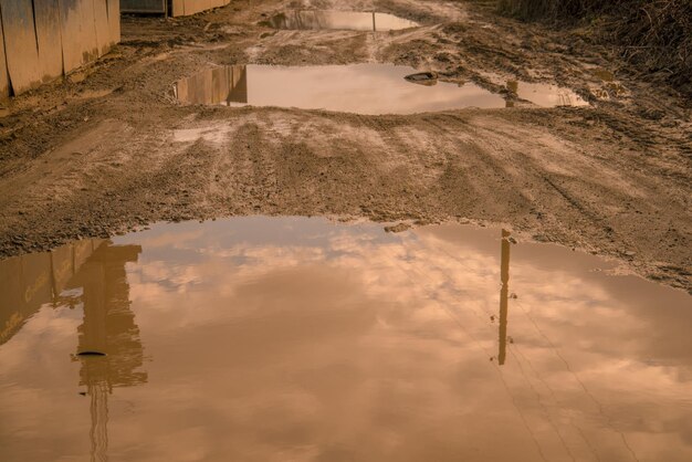 Foto camino fangoso con reflejos