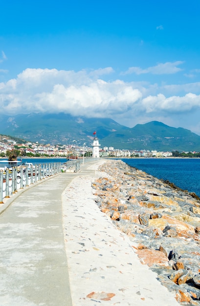 Camino a un faro en Turquía