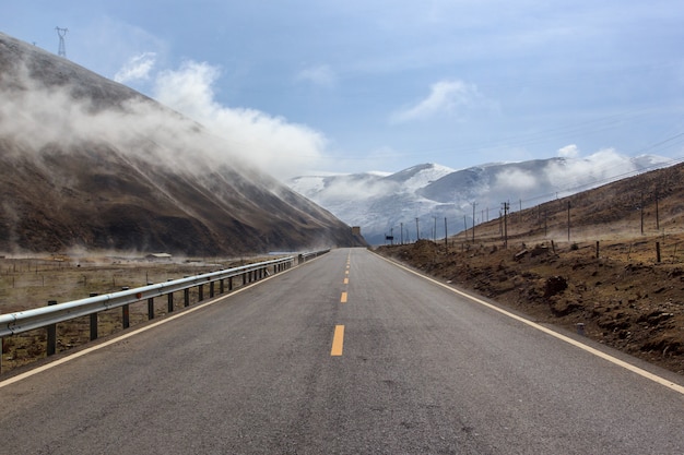 Camino a hermosas montañas, montañas de Leh, Ladakh, Jammu y Cachemira, India