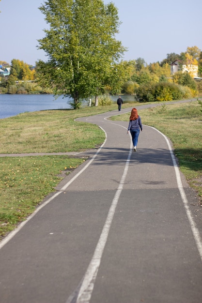 El camino hacia el hermoso telón de fondo del parque cerca del lago.