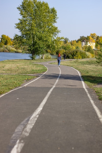 El camino hacia el hermoso telón de fondo del parque cerca del lago.