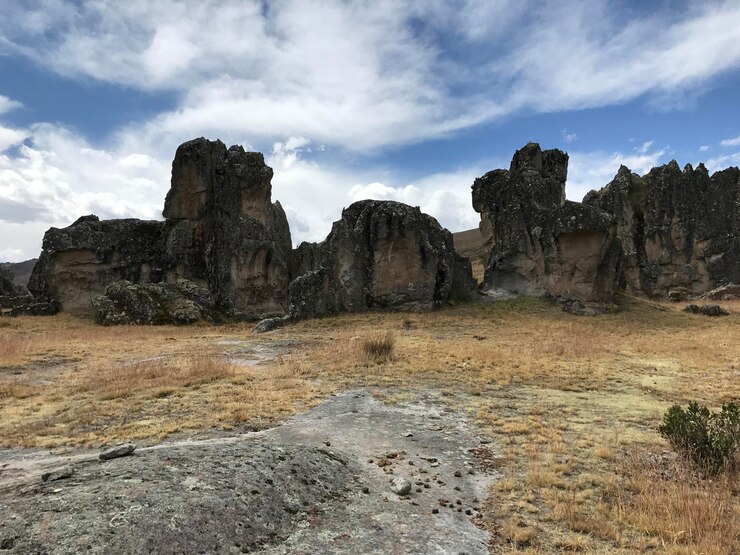 Camino herradura entre rocas gigantes en la llanura de los andes