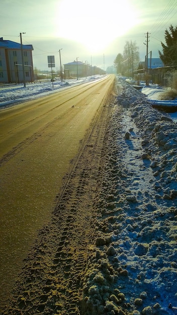 Camino de invierno en la ciudad