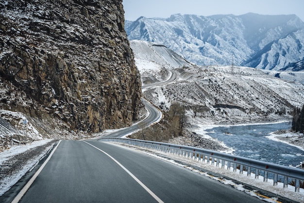 Camino de invierno en las montañas. Nieve.