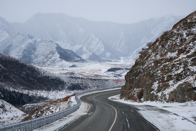 Camino de invierno en las montañas. Nieve.