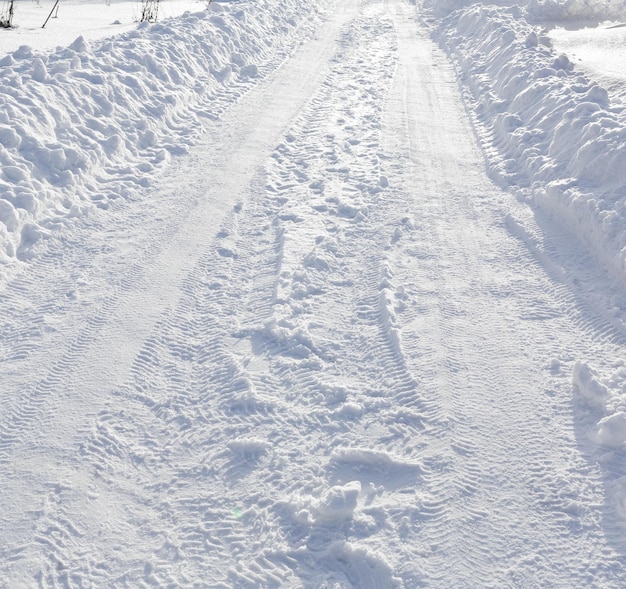 Camino de invierno y nieve