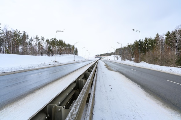 Camino de invierno con nieve