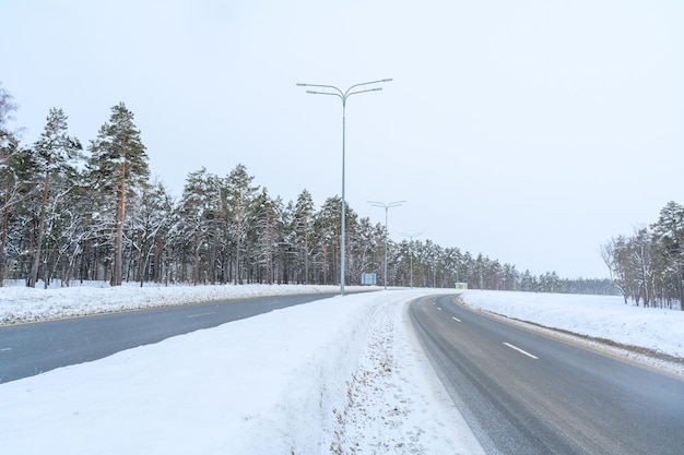 Camino de invierno con nieve