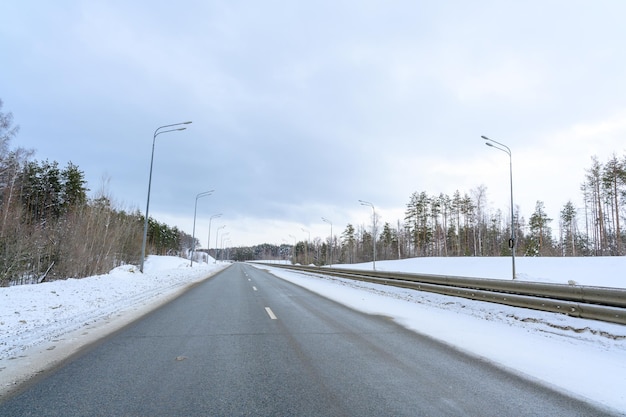 Camino de invierno con nieve