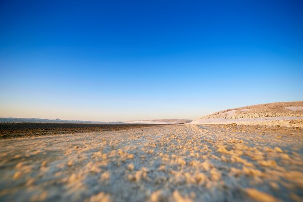 Camino de invierno a través de campos nevados