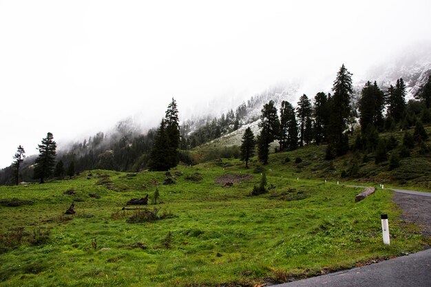 Camino para ir a la cima de la montaña en el parque natural de Kaunergrat cerca del valle de Pitztal y el valle de Kaunertal y el valle de Inntal mientras nieva el 3 de septiembre de 2017 en Tirol Austria