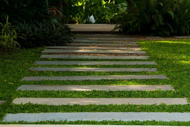 Foto camino del jardín en el hotel