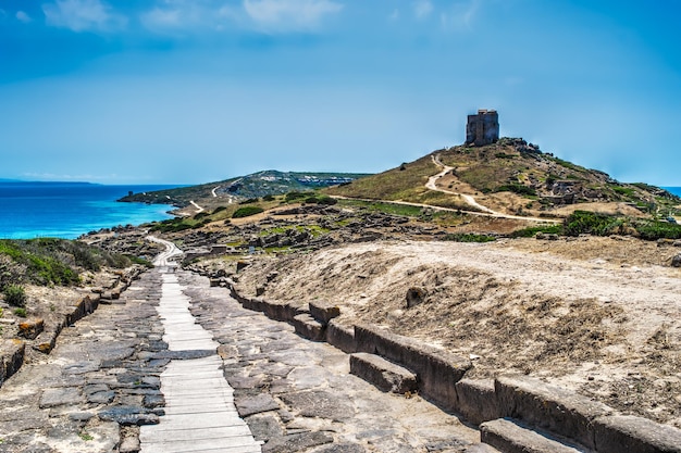 Camino junto al mar en Tharros Italia