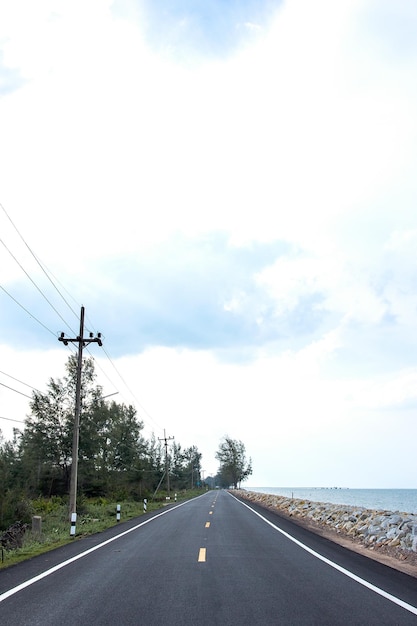 El camino junto al mar