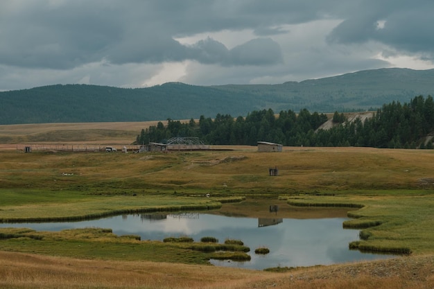 El camino de koshagach a la aldea de belyashi en la república de altai