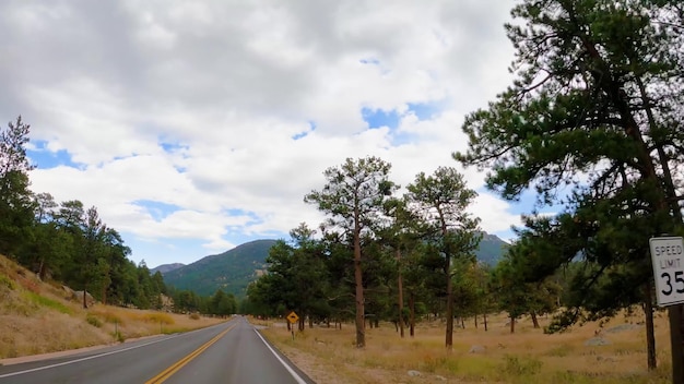 Un camino con un letrero que dice 'camino a las montañas'