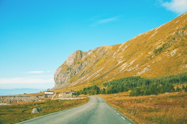 El camino a lo largo del fiordo Islas Lofoten Noruega Europa