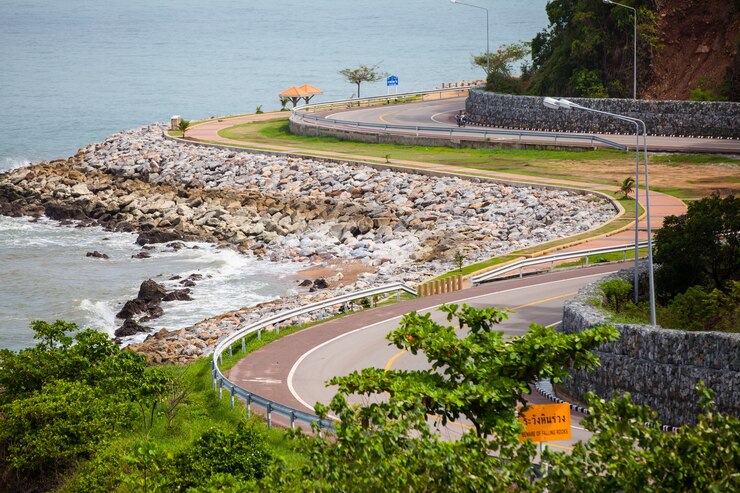 El camino a lo largo de hermosas playas en Tailandia.