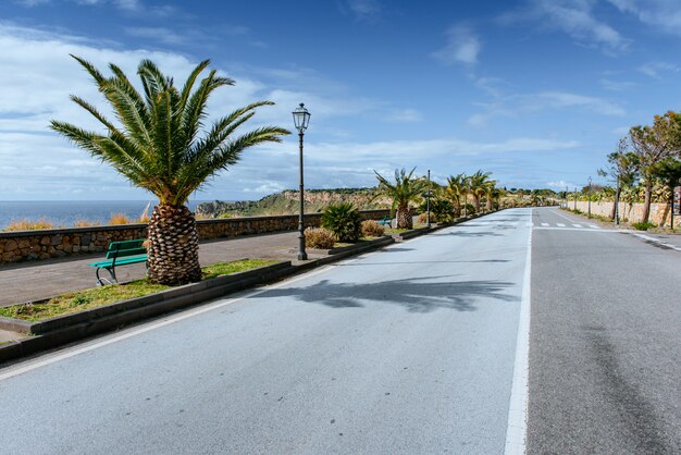 Camino a lo largo del mar