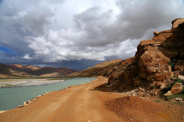 Camino a lo largo del río en el Tíbet