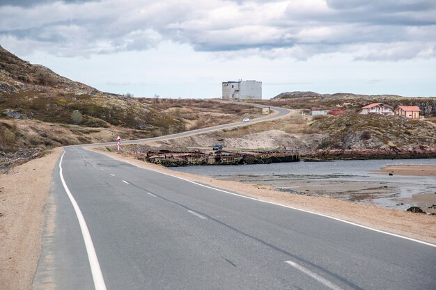 El camino a lo largo de las rocas y el mar.