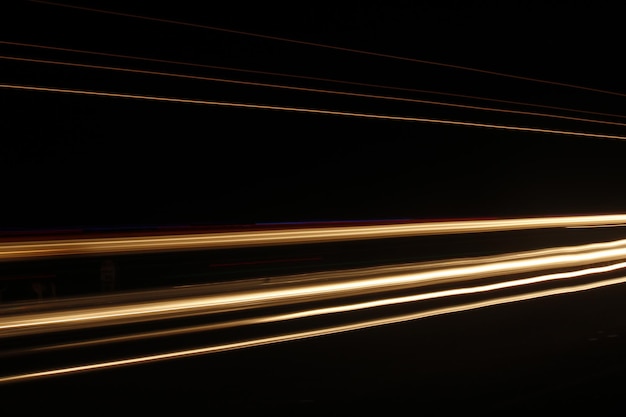 Un camino con luces y un fondo borroso