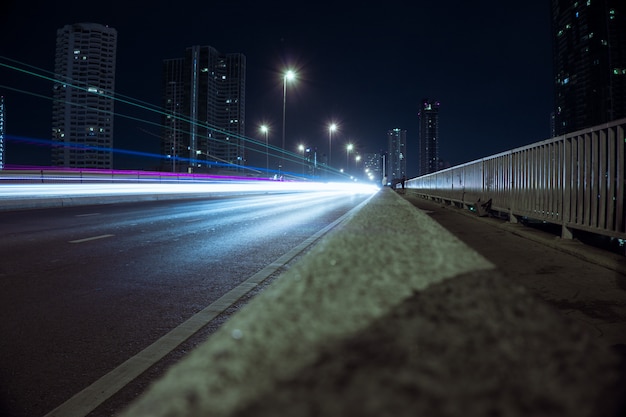 Camino de luz de carretera de noche