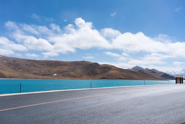 Camino de la luz del sol y fondo del lago sagrado en la meseta del Tíbet