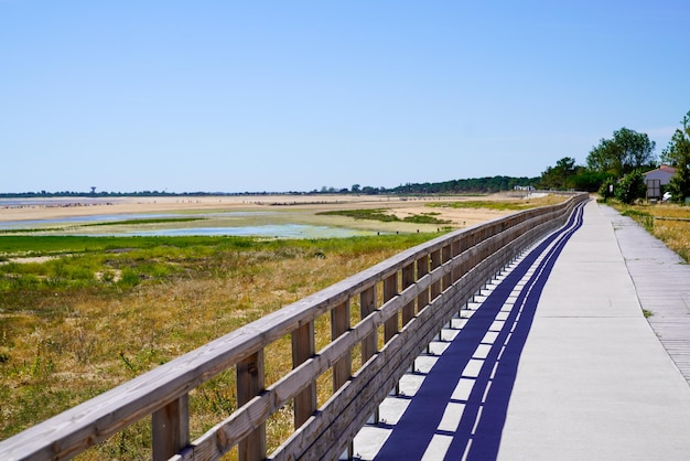 Camino de madera acceso a la playa de arena de Jard sur Mer en la costa atlántica del océano Francia