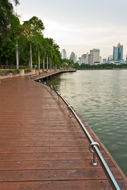 Camino de madera cerca de un lago de la ciudad.