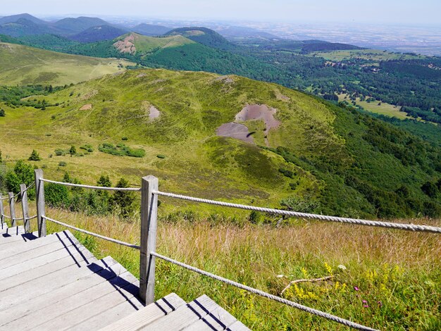 Camino de madera de las escaleras en la montaña del volcán puy de dome