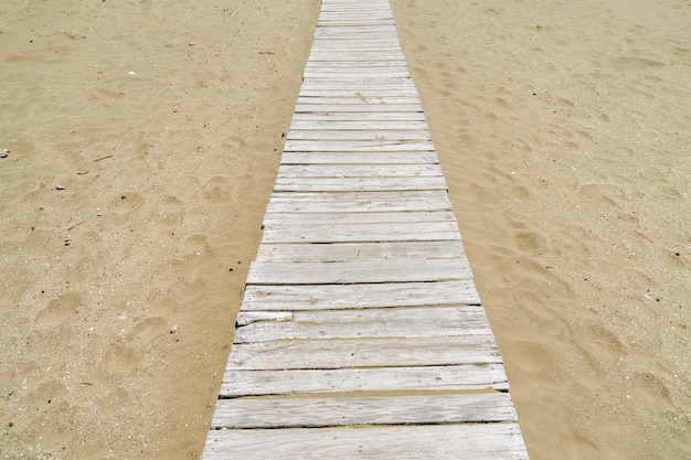 Camino de madera en la playa