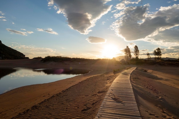 Camino de madera en la playa