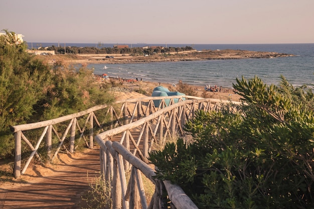 Camino de madera que conduce a la playa de Modica's Beach en Sicilia